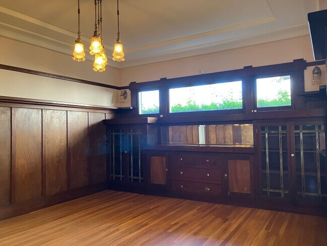 Building Photo - Charming Craftsman 2-Bedroom Home with Upd...