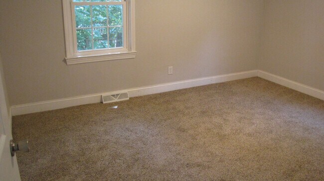 Building Photo - Charming 3 Bedroom, 1 Bathroom Home
