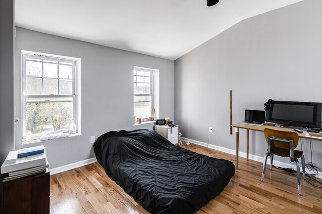 Building Photo - 2144 E Arizona St