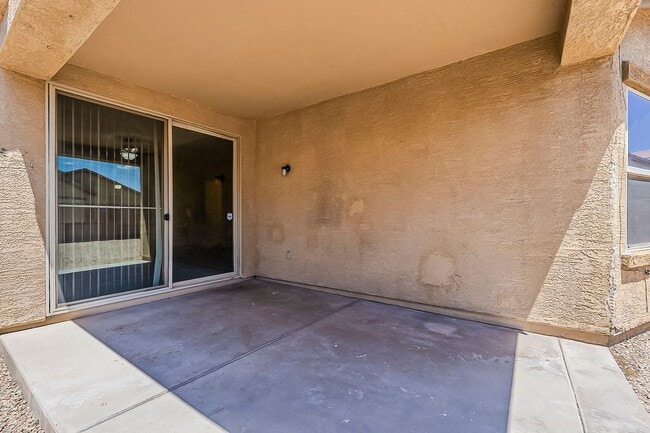 Building Photo - 3 Bed 2 Bath - New Kitchen Appliances\Carp...