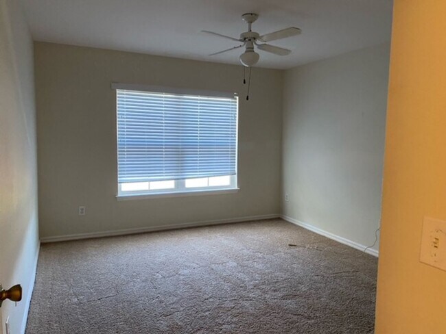 Building Photo - Hamptons in Metrowest  3 bedroom 2 Bath wi...