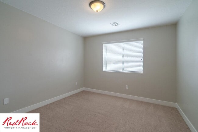 Building Photo - 4 Bedroom Spacious St. George Home with Large Backyard