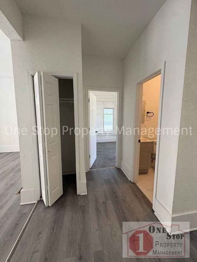 Building Photo - Gorgeous 4 Bedroom, 2 Bath in Independence!