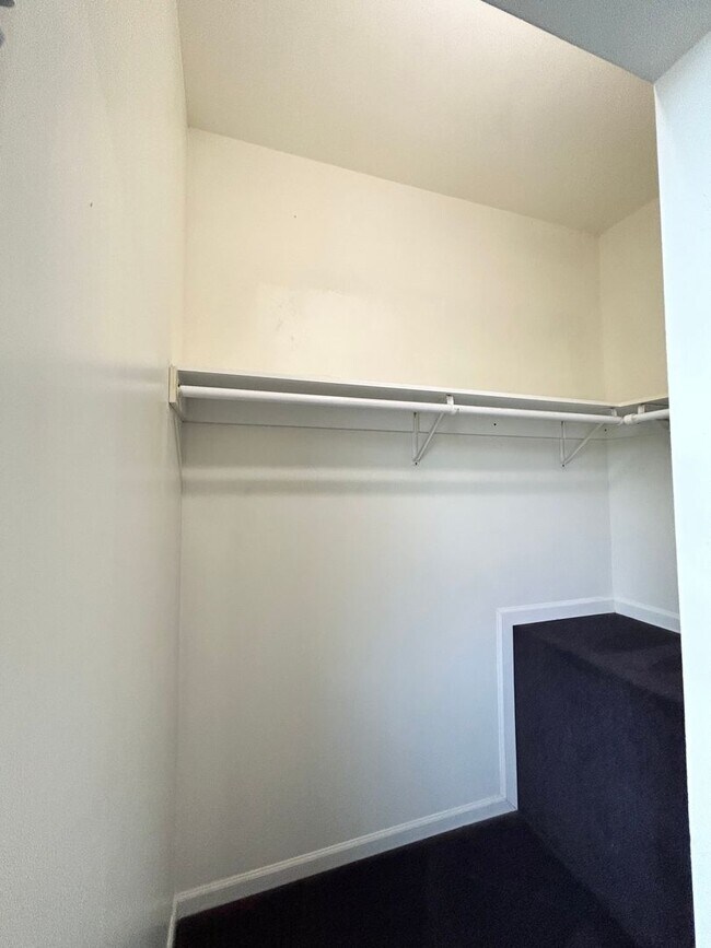 Building Photo - 1348 Wilmot Ct