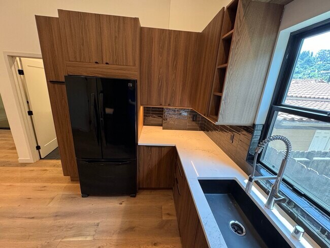 Building Photo - 2111 Hyperion Ave