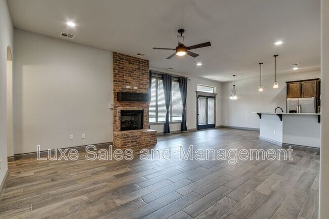 Building Photo - 6133 Oxnard St