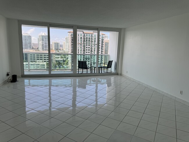 Building Photo - 100 Bayview Dr