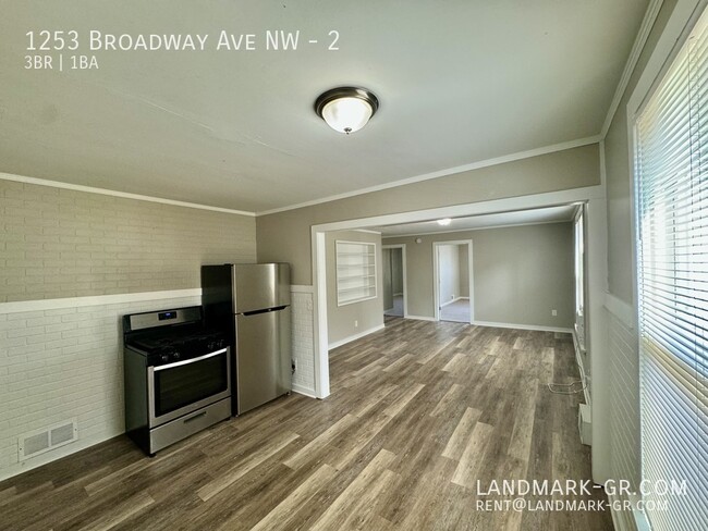 Building Photo - Updated 3 Bed/1Bath – First Month Only $1,...