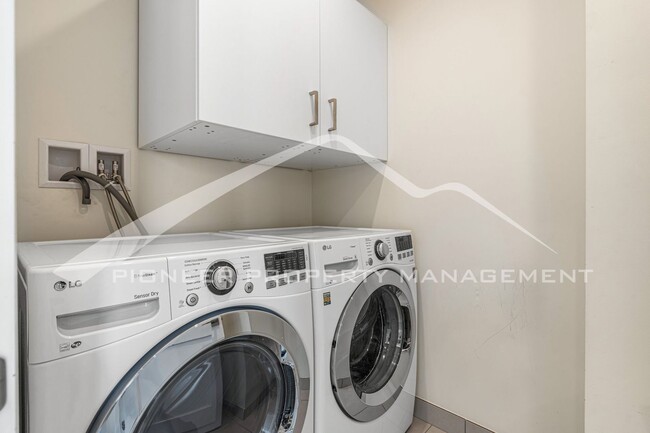 Building Photo - Spacious Condo with Washer/Dryer and Centr...