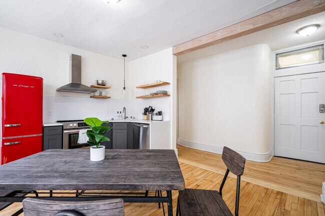 Building Photo - 4Bdrm Upper Flat of Eastside Duplex Fully ...