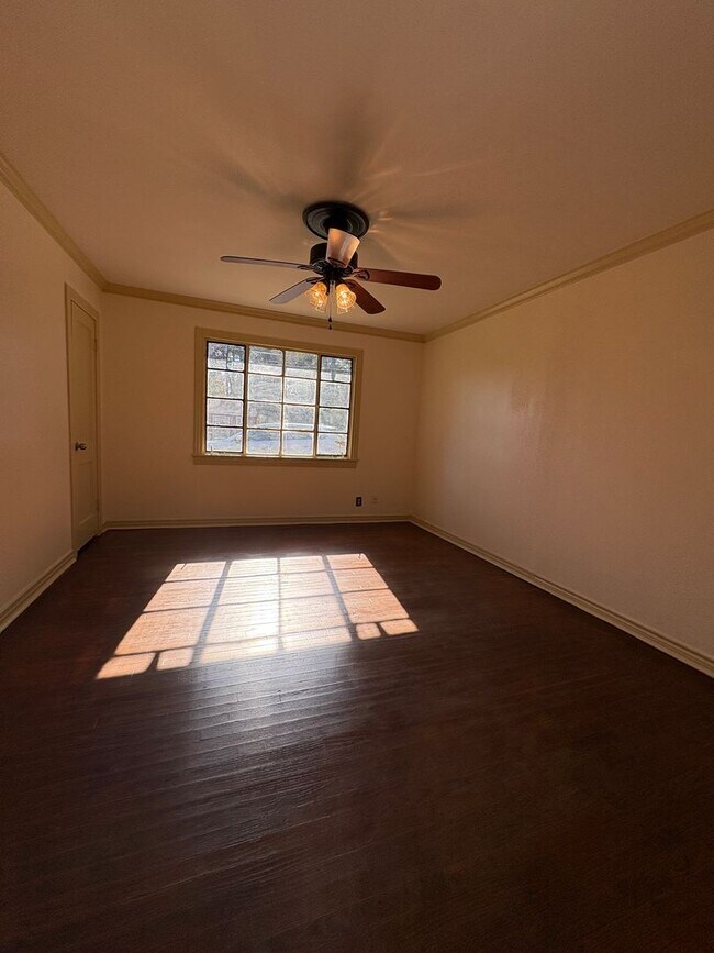 Building Photo - Beautiful 4 bedroom/ 2 bath home with Central Air&Heat