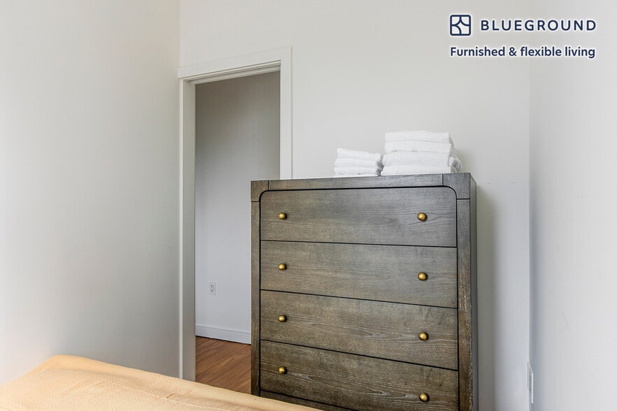 Building Photo - 70 W 45th St