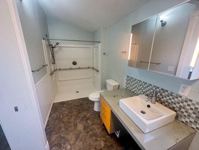 Building Photo - Large 4 bedroom home!