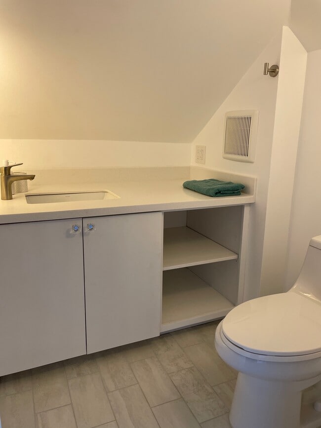 Upstairs Bathroom - 335 Wailupe Cir