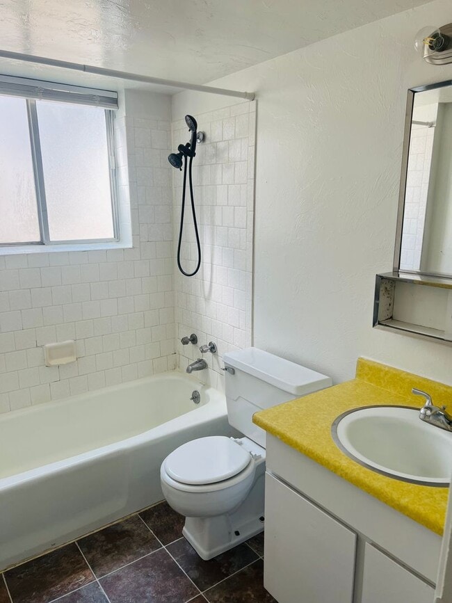 Building Photo - Beautiful Sunset townhome, row end with ce...