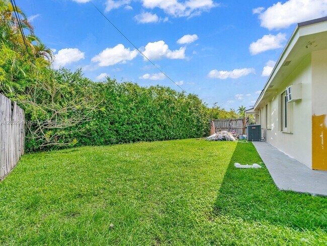 Building Photo - 1430 SW 102nd Ct