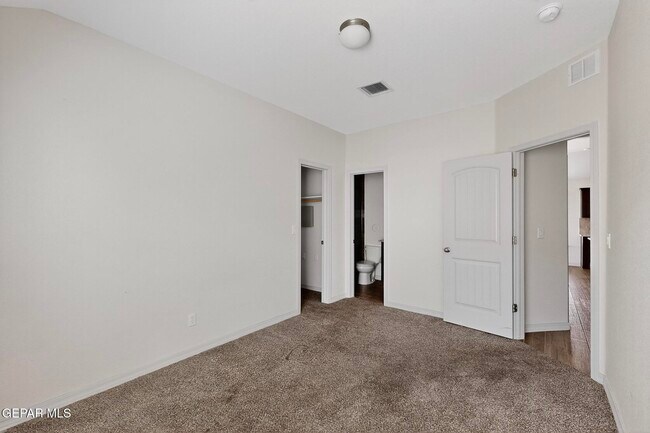 Building Photo - 217 Farnborough St