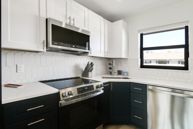 Building Photo - 755 Saturn St