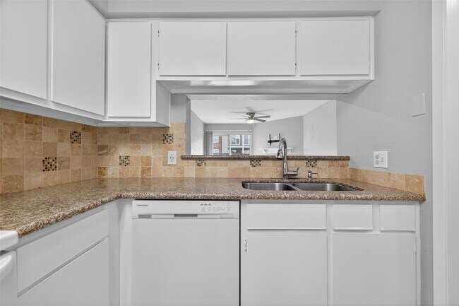 Building Photo - 18800 Egret Bay Blvd