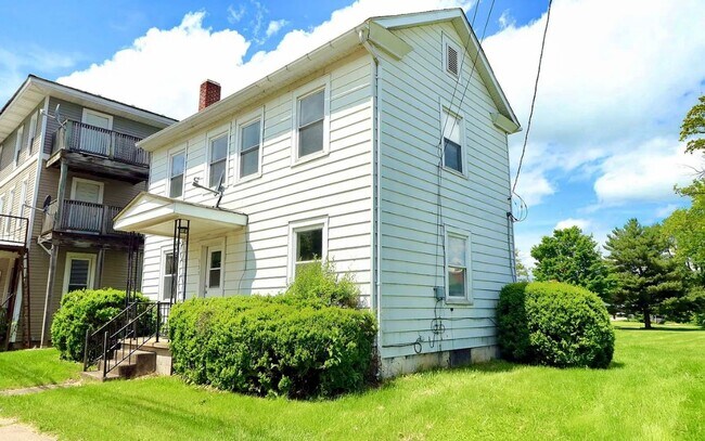 Building Photo - Charming 3-Bedroom Home with Office in How...