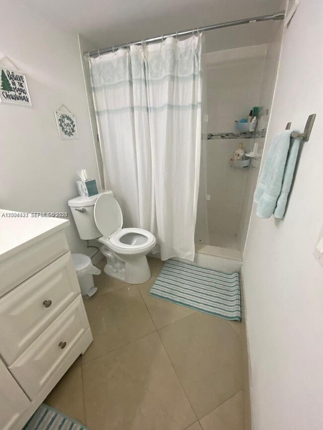 Building Photo - 721 N Pine Island Rd