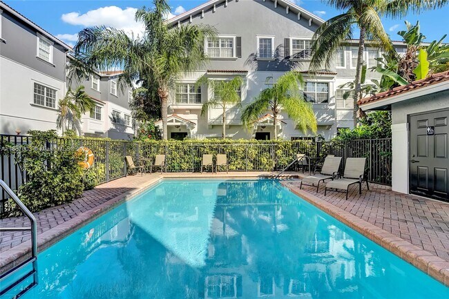 Building Photo - 290 NE 5th Ave