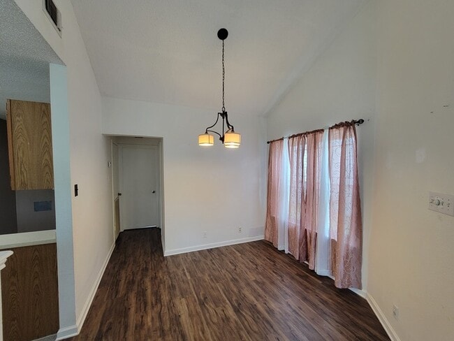Building Photo - Gorgeous 2 beds 2 baths in San Antonio!