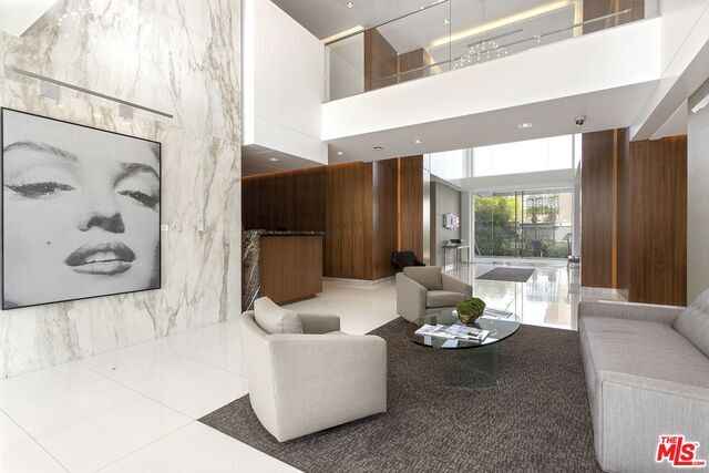 Building Photo - 838 N Doheny Dr