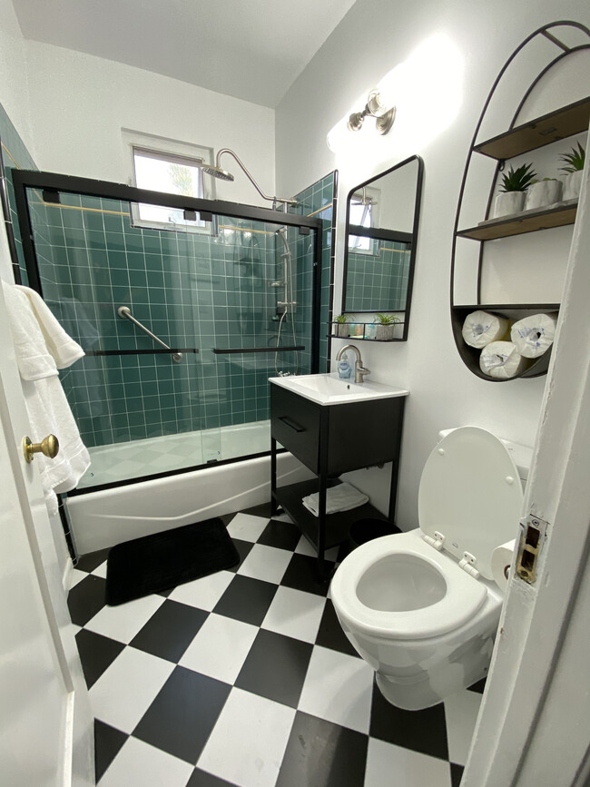 Hall bath (bedroom 3). - 1104 S Hayworth Ave