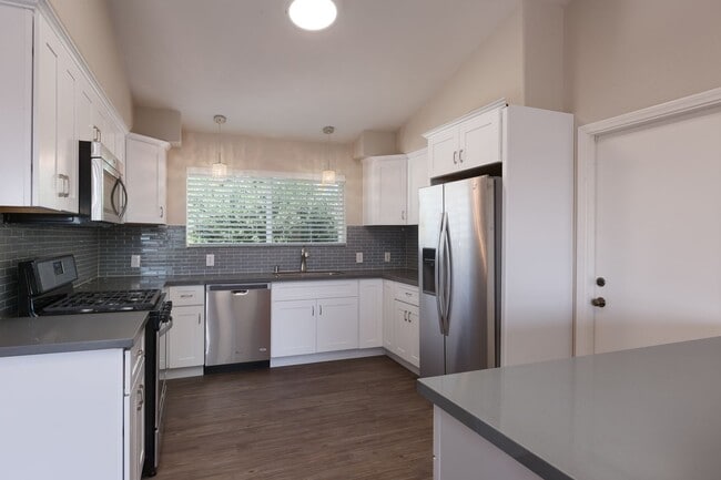 Building Photo - Beautiful House on Manhasset! Great Views!