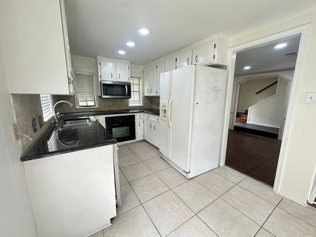 Building Photo - UPDATED IN TOWN SOUTH-LARGE 4/3 BRICK HOME-VERY NICE