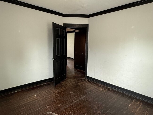 Building Photo - **1/2 OFF 1st Month Rent- 2 bedroom 1 bath...