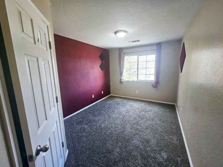 Building Photo - 6653 E Braly Ave