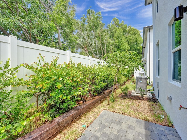 Building Photo - 5671 Enclave Dr