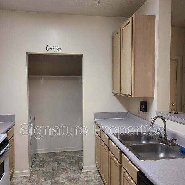 Building Photo - 830 Brassie Ln