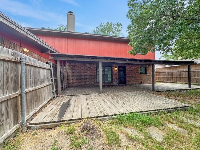 Building Photo - 8802 Deerwood Dr