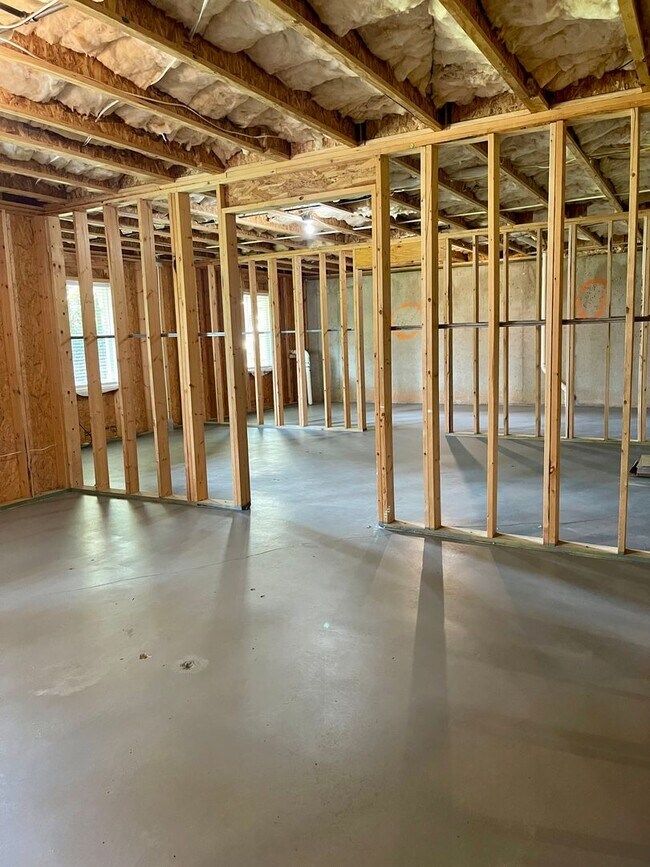 Building Photo - Gorgeous 5 bedroom 3.5 bath home in desira...