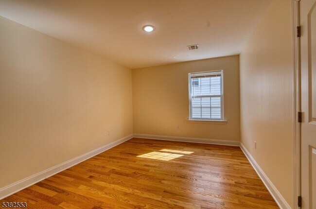 Building Photo - 573 S 18th St