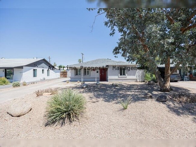 Building Photo - 1332 E Whitton Ave
