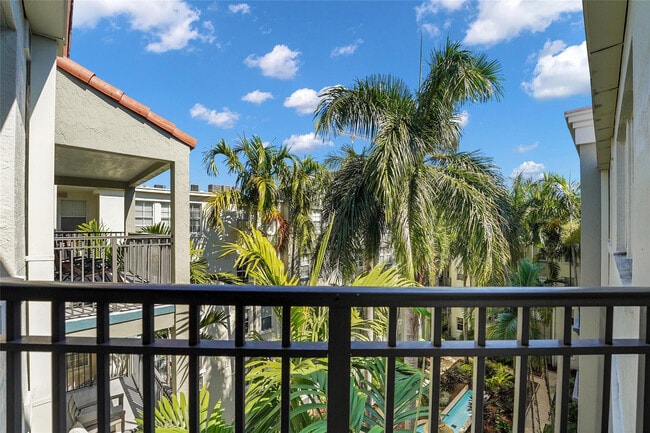 Building Photo - 533 NE 3rd Ave