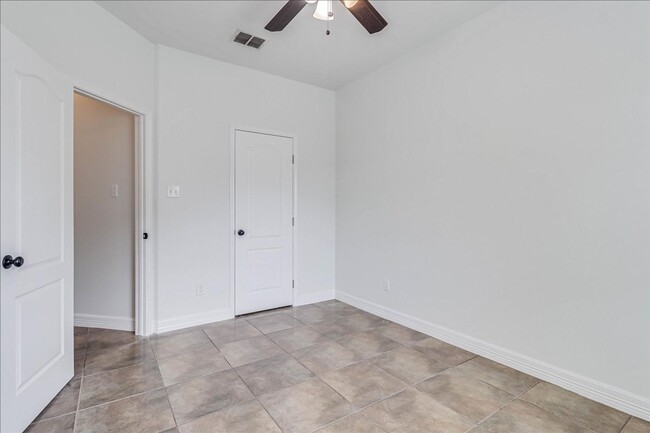 Building Photo - 2533 Lorine Dr