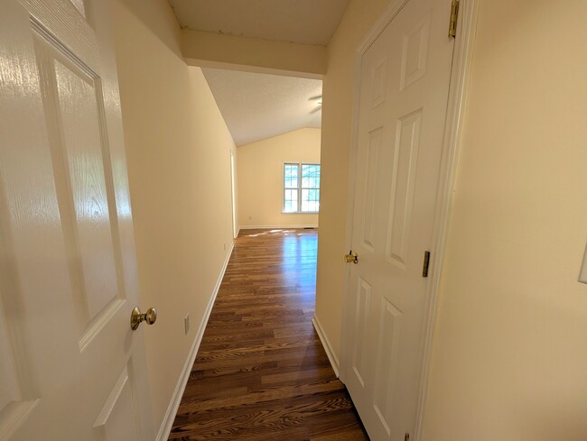 Building Photo - 1605 Hillhaven Rd