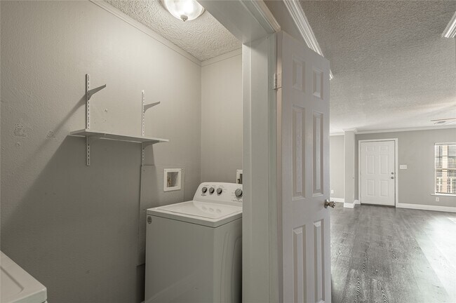 Building Photo - 164 Varsity Dr