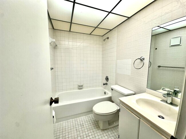 Building Photo - 6701 N University Dr