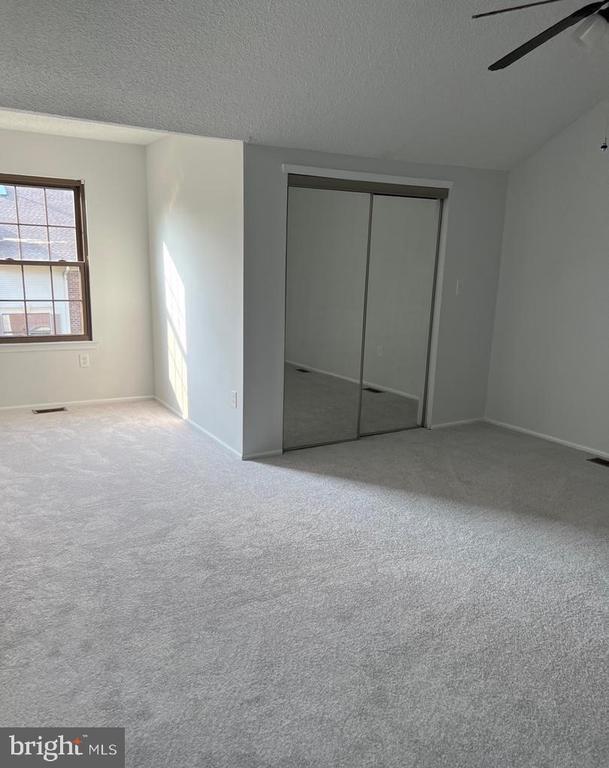 Building Photo - 90 Drewes Ct