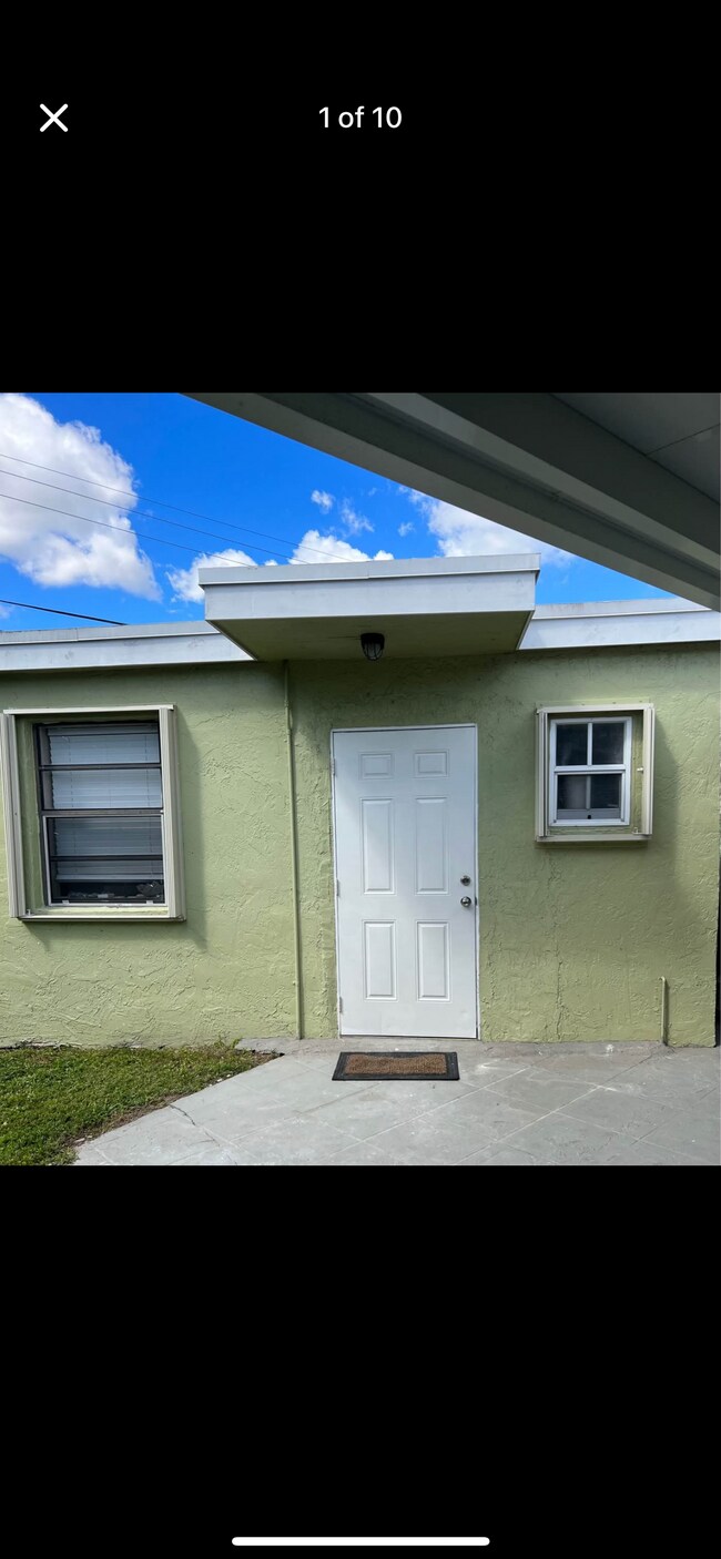 Building Photo - 1400 N 70th Way