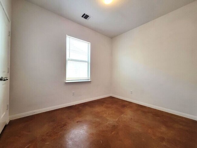Building Photo - **Gorgeous 3 Bedroom 2 Bathroom Home in Au...