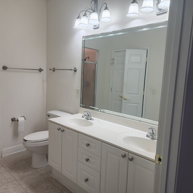 Building Photo - 2560 Rosehill Cir