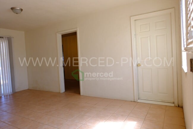 Building Photo - 15290 Sunset Dr