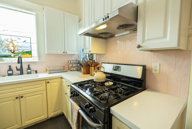 Building Photo - 1107 Broadway-SI ID1309749P